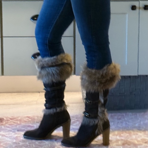 COACH knee-high Fur Boots with 3 brass buckle straps (that can be removed). - Picture 6 of 8